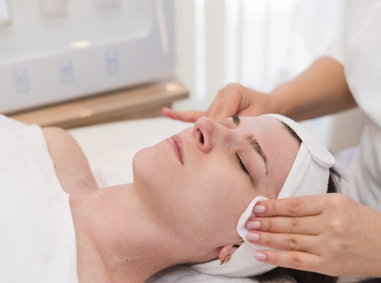 chica-recibiendo-tratamiento-facial-en-salon-de-belleza (1)