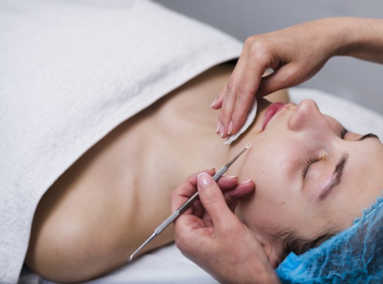 chica-recibiendo-tratamiento-facial-en-salon-de-belleza