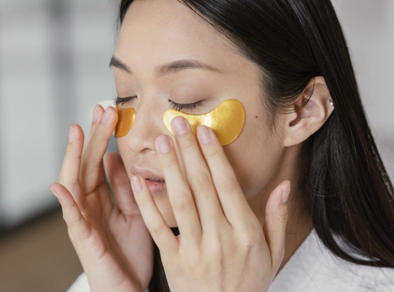 mujer-asiatica-con-parches-en-los-ojos