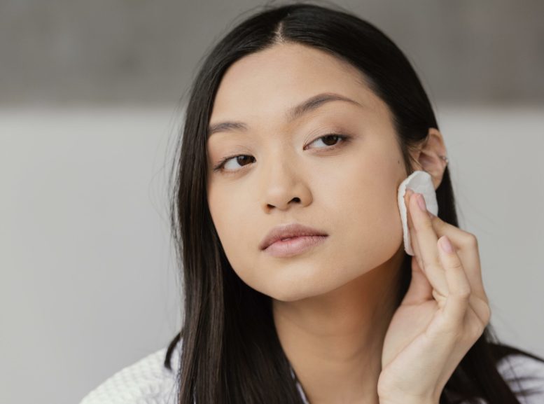mujer-joven-haciendo-un-tratamiento-de-belleza