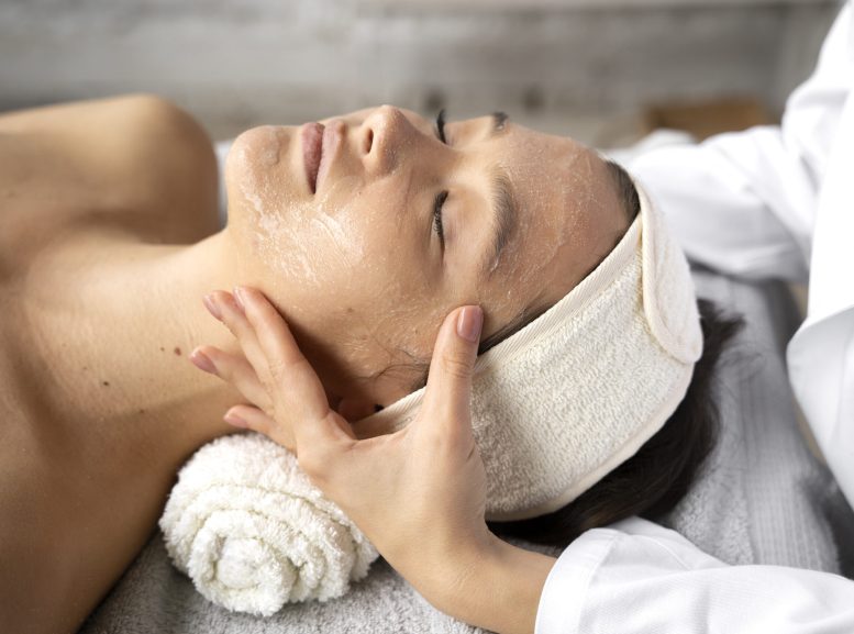 vista-lateral-mujer-recibiendo-masajes-en-el-spa